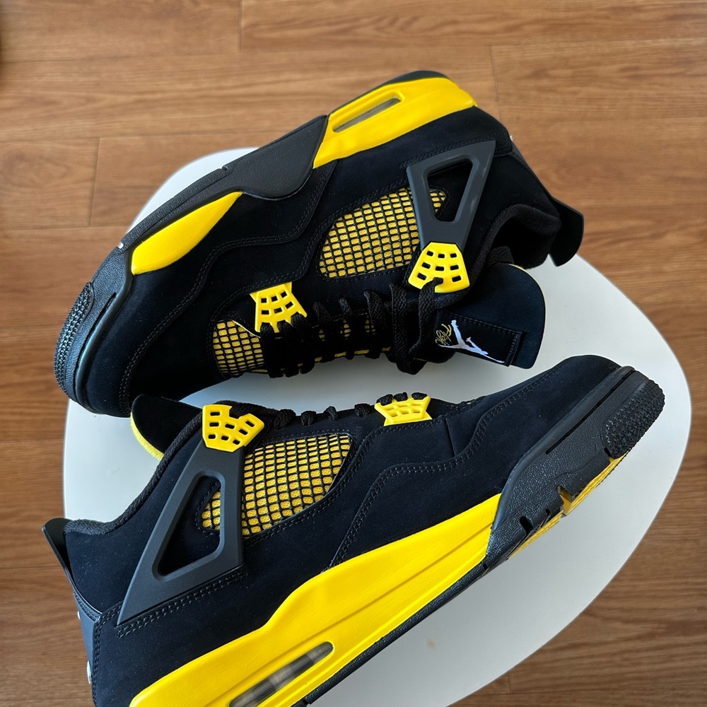 Jordan retro 4 thunder